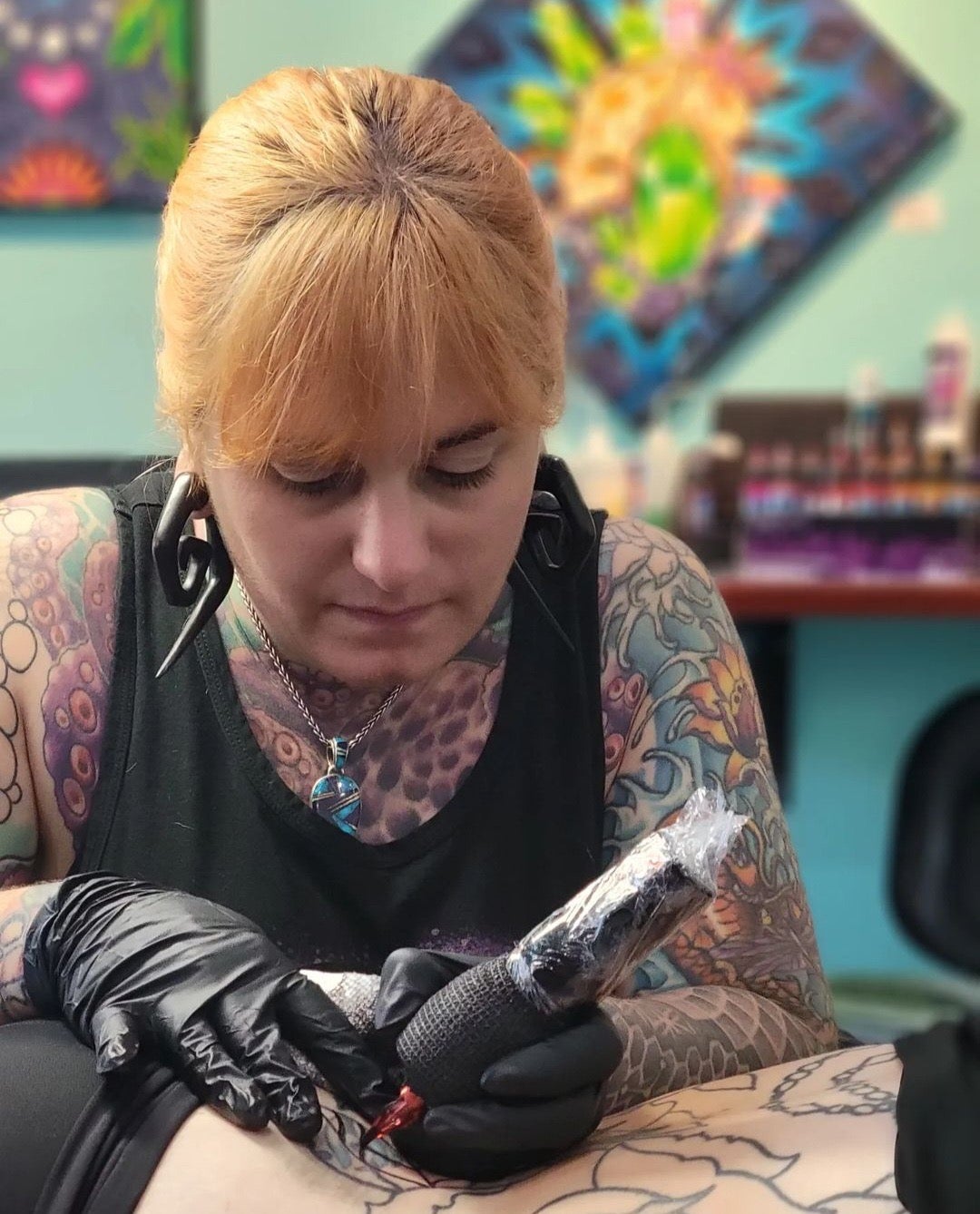 Women tattoo artists foster community through work connections - el Don News